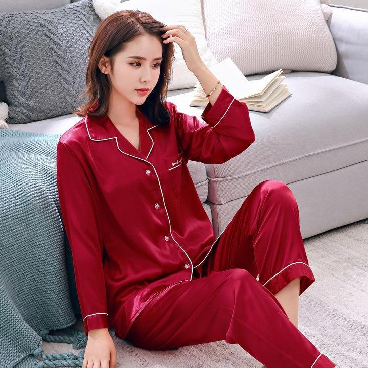 https://peignoir-avenue.com/cdn/shop/products/Pyjama-Satin-Femme-Rouge.jpg?v=1639144178